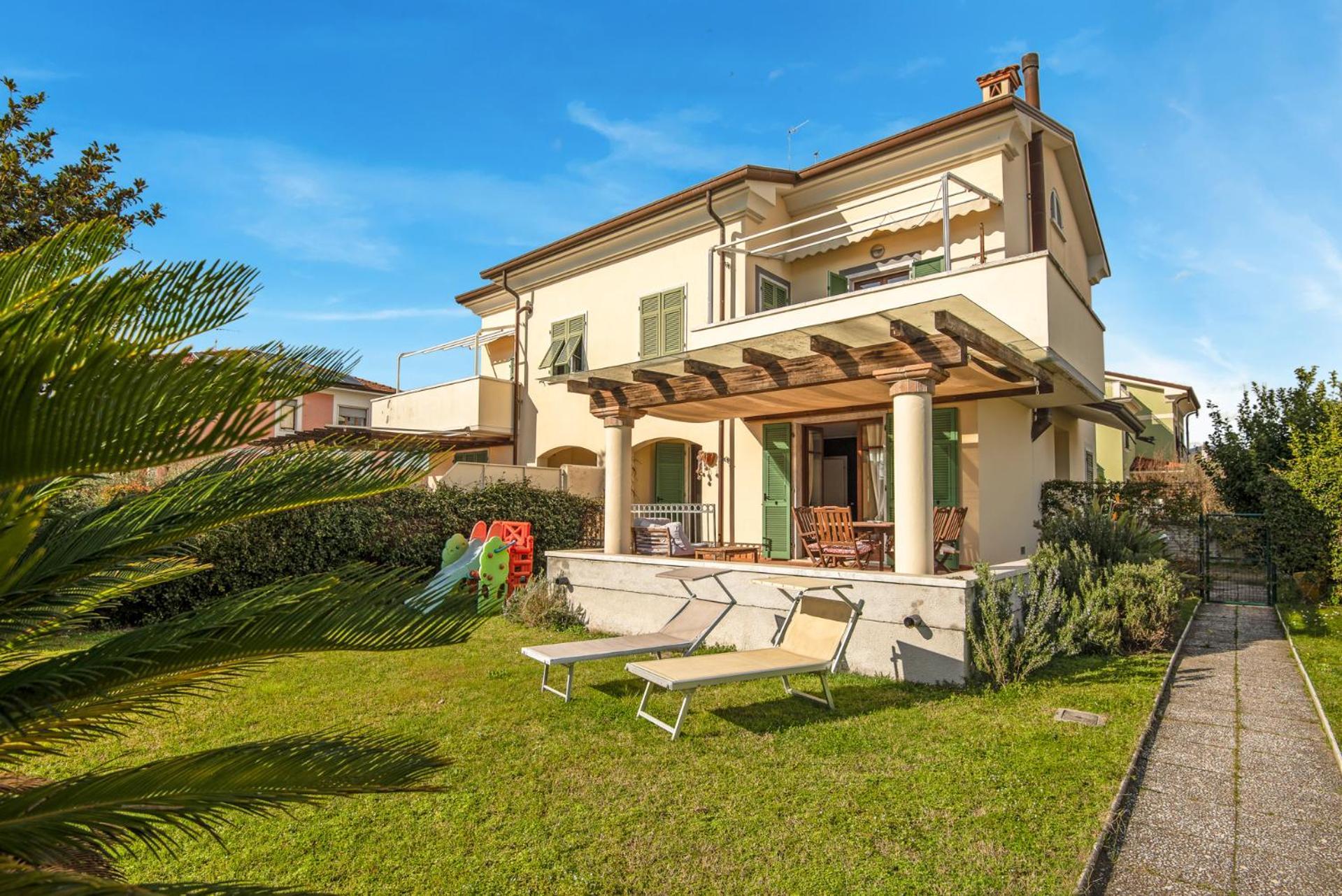 Splendido Monolocale Con Spazioso Giardino E Veranda A 500 Mt Dal Mare マリーナ・ディ・カッラーラ エクステリア 写真